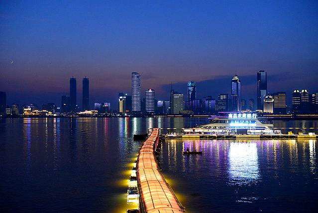 流光溢彩映英雄城 南昌燈光秀，一場現代與歷史的視覺交響